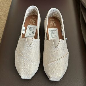 NWT Toms Sz 8.5